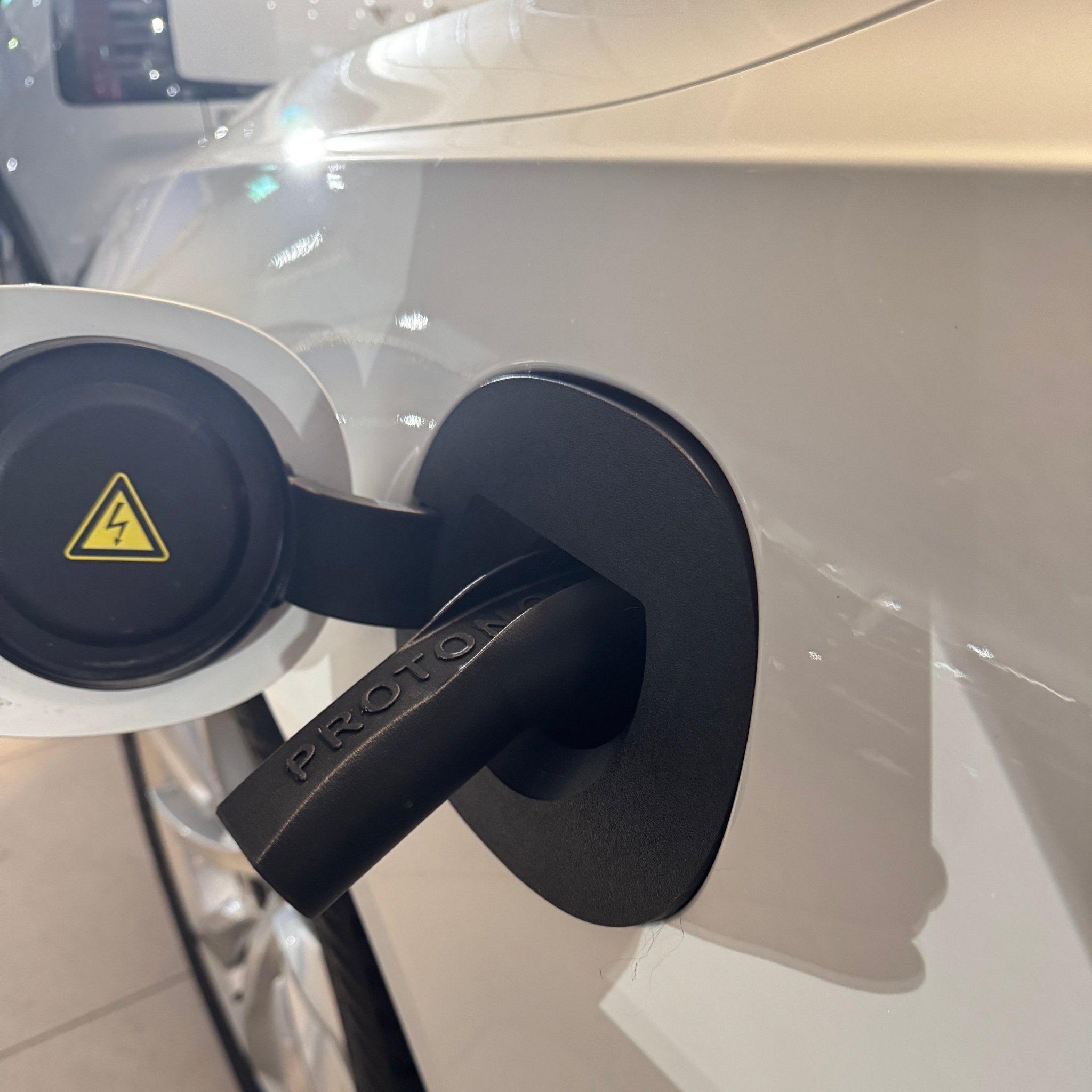 Volvo V90 Plug - In Hybrid vær og snø deksel for ladeport - Sort - PROTONORD - PROTONORD